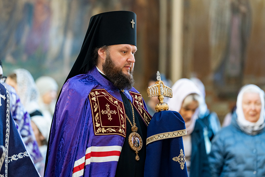 Божественная литургия в праздник Воздвижения Креста Господня в Троицком кафедральном соборе Подольска